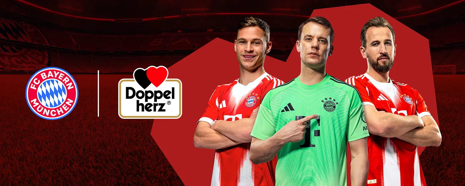 Na zdjęciu znajduje się trzech piłkarzy FC Bayern Monachium, ubranych w czerwone koszulki z białymi pasami. Pośrodku stoi bramkarz w zielonym stroju. W tle widać stadion. Obok znajduje się logo marki Doppelherz.
