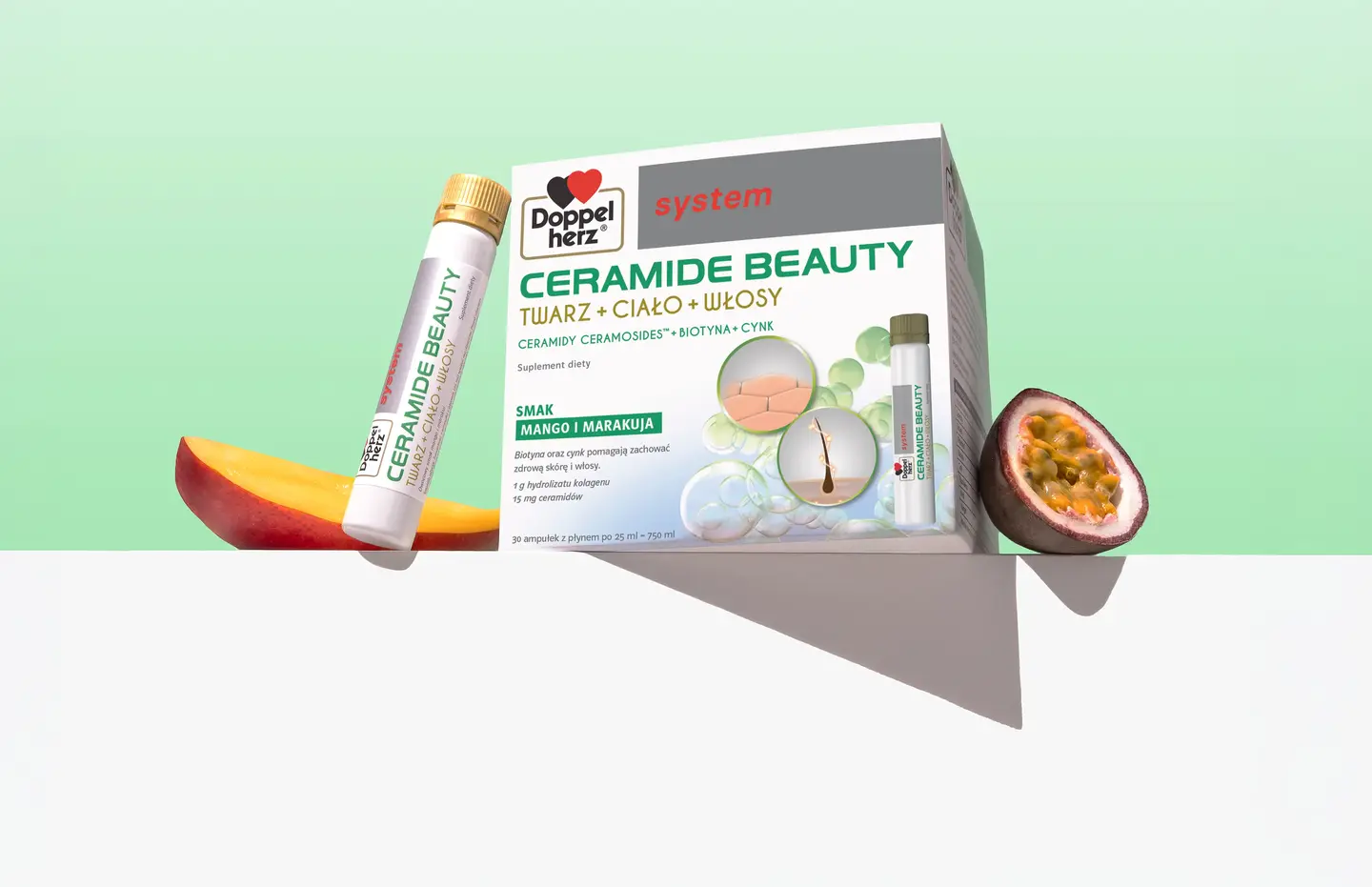 Opakowanie suplementu diety Ceramide Beauty marki Doppelherz, zawierające fiolkę oraz grafikę z hasłem informującym o korzyściach dla skóry, ciała i włosów. W tle znajdują się mango i marakuja, podkreślające naturalne składniki produktu.