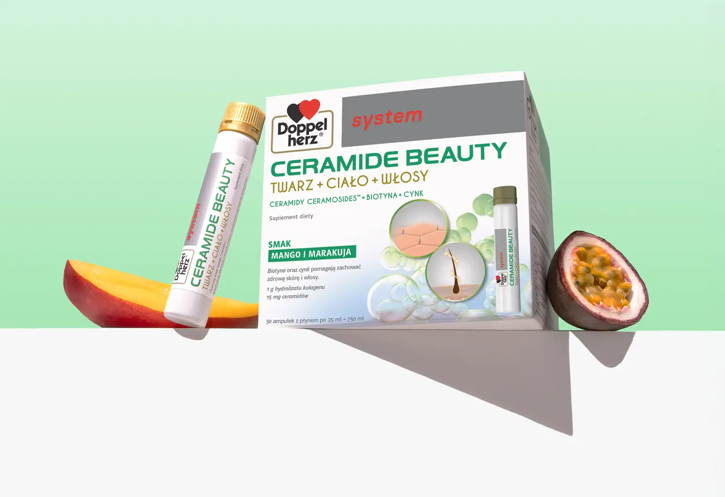 Opakowanie suplementu diety Ceramide Beauty marki Doppelherz, zawierające fiolkę oraz grafikę z hasłem informującym o korzyściach dla skóry, ciała i włosów. W tle znajdują się mango i marakuja, podkreślające naturalne składniki produktu.