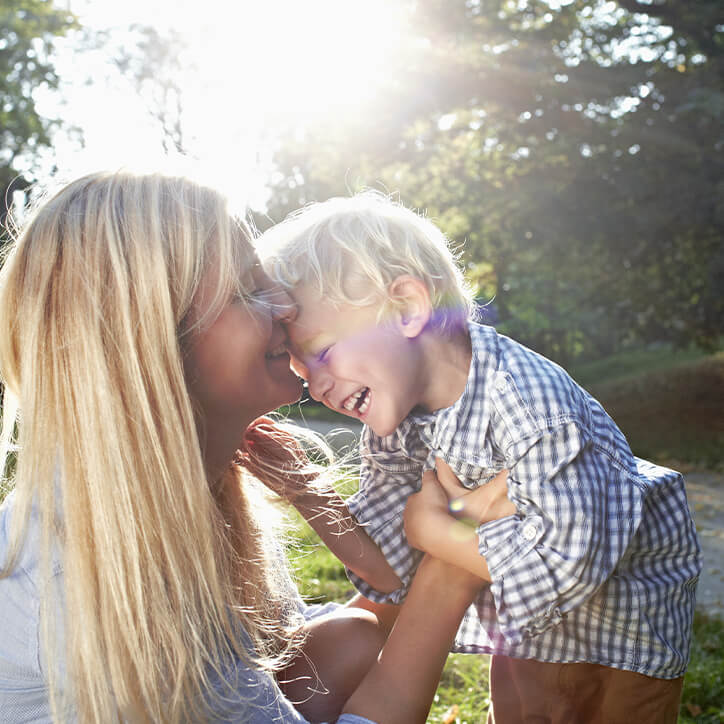 Mutter und Sohn kuscheln und lachen